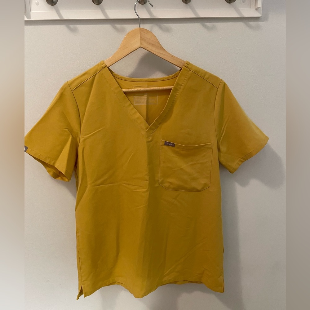 Figs Scrub top. Size M. Color yellow.
